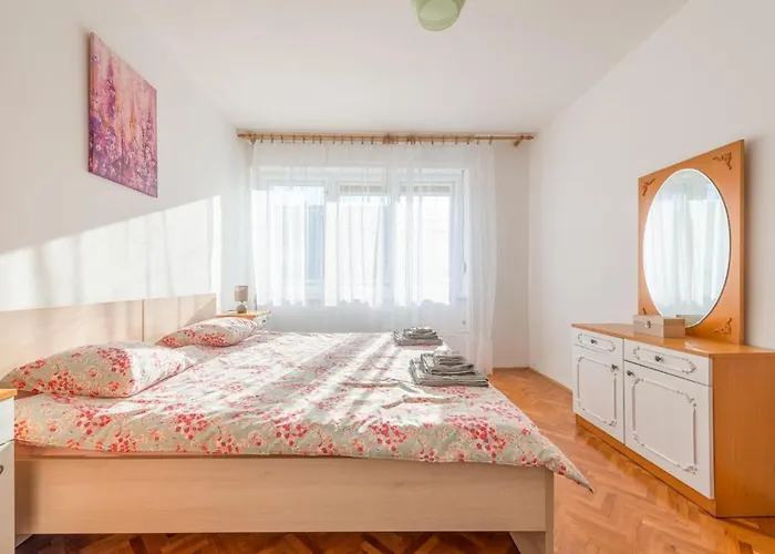 Miss Violet Ζαντάρ